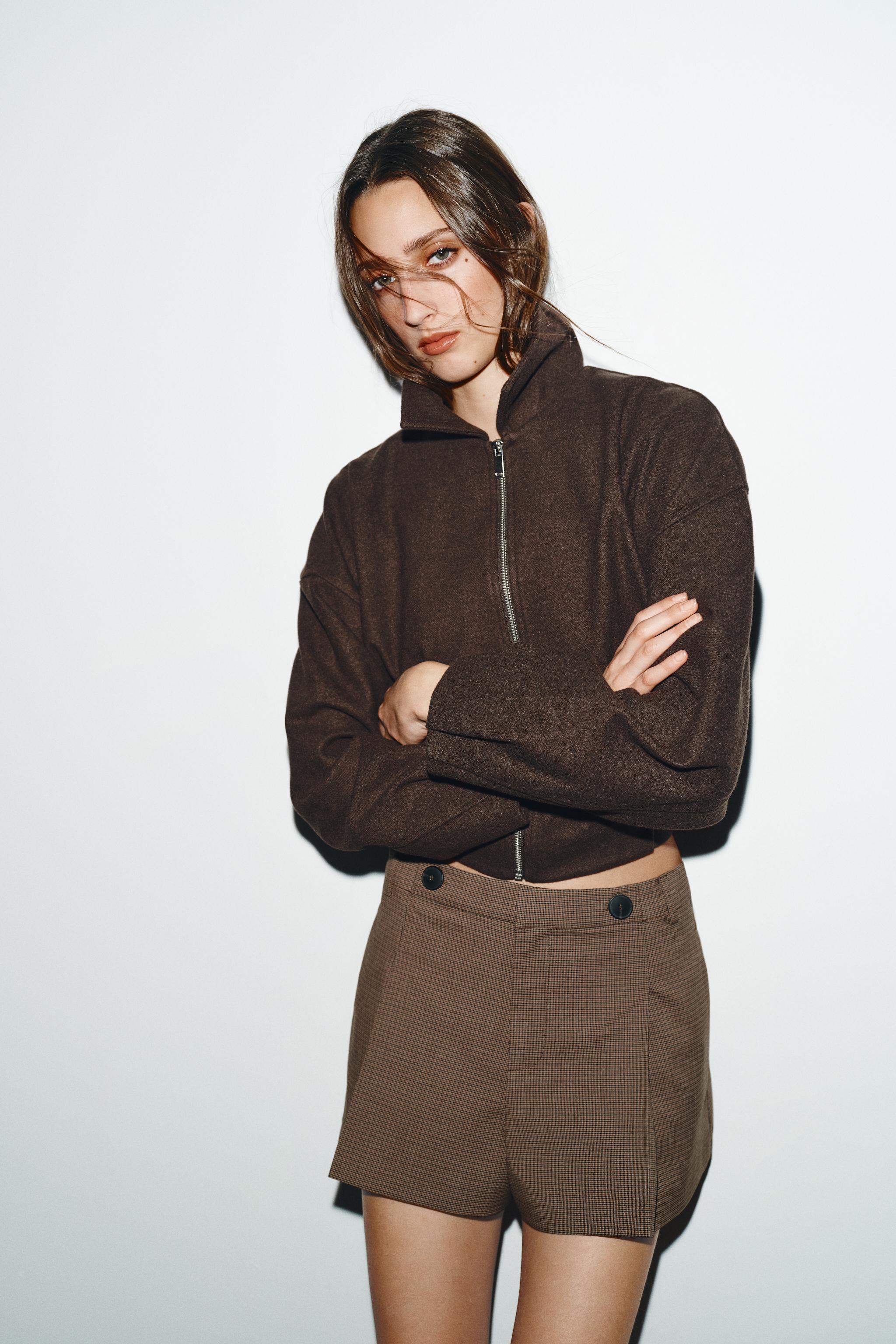 SHORT À PLIS ET BOUTONS